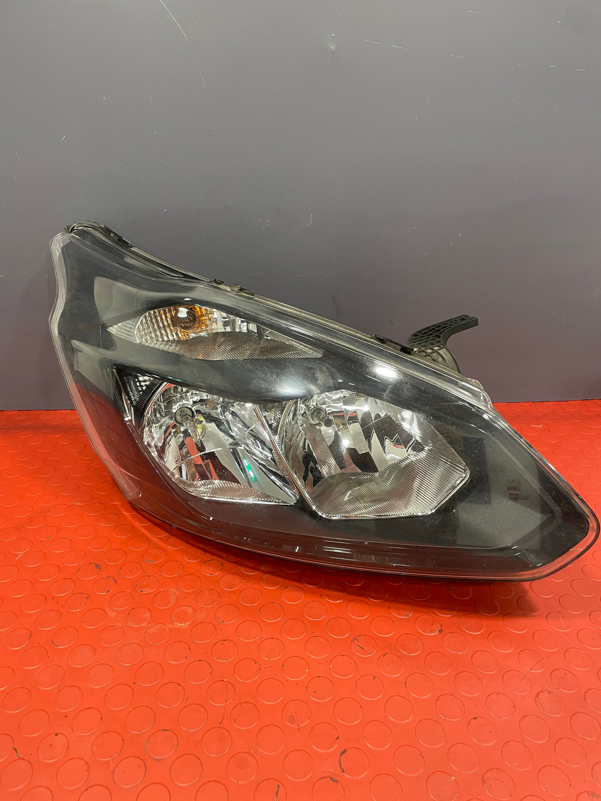 Ford Transit Custom HEADLIGHT DRIVER SIDE RH (BLACK INTERIOR) (DAMAGE MOUNTING POINT) 2015 P/N BK2113W029B