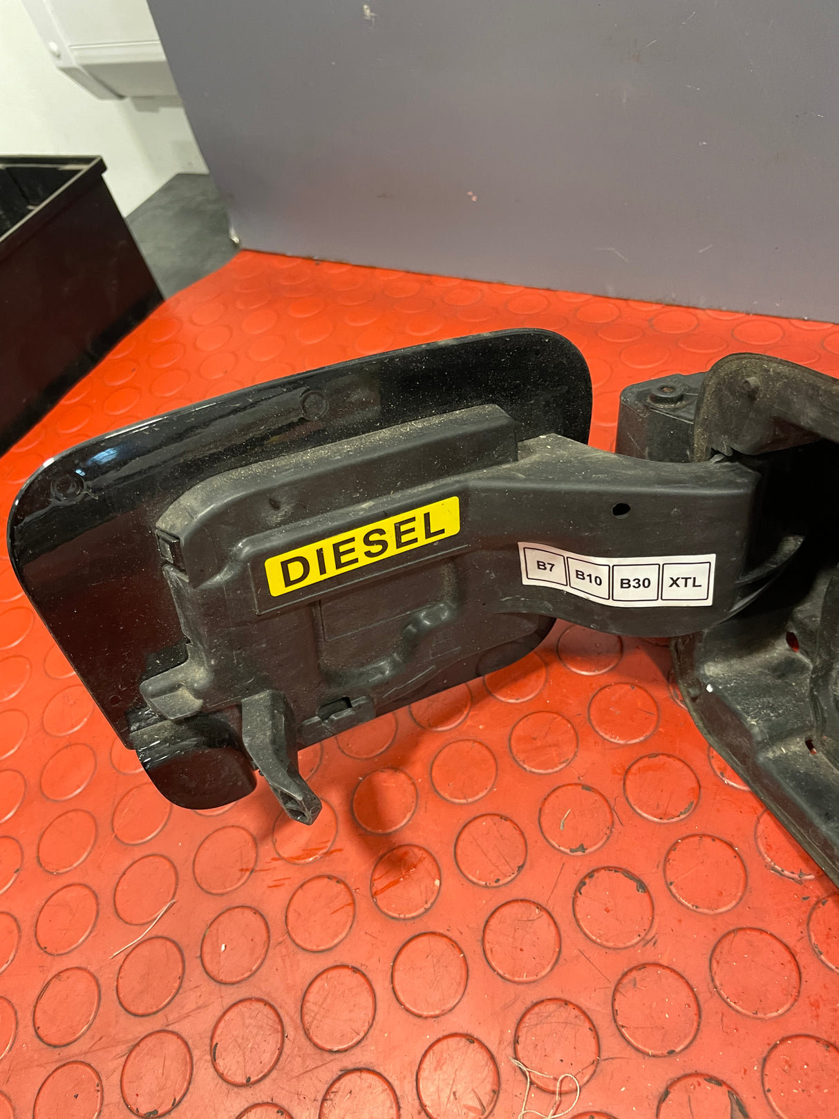 Citroen Dispatch/Peugeot Partner/Vauxhall Vivaro/Toyota Proace/Fiat Scudo FUEL COVER DOOR/FUEL FILLER CAP (BLACK) 2016-2024 P/N 9808725080